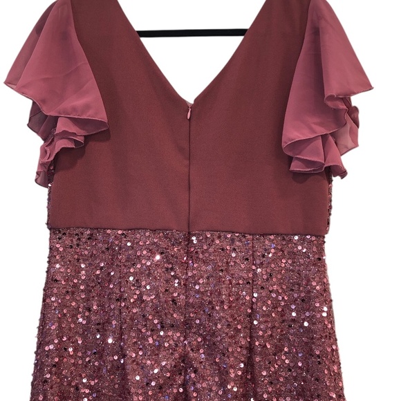 Women’s Long Evening Gown with Heart-Shaped Neckline - Picture 6 of 10